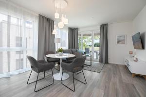 een woonkamer met een eettafel en stoelen bij Düne und Meer 6 in Dahme