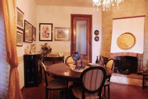 מסעדה או מקום אחר לאכול בו ב-B&B Villa Sorriso