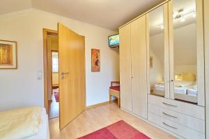 una camera con letto e armadio e una camera con letto di Haus Düning a Grömitz