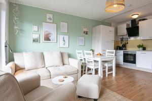 - un salon avec un canapé blanc et une table dans l'établissement Kieler Straße 23 Wohnung 5, Kleine Oase, à Grömitz