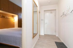 Schlafzimmer mit einem Bett und einem Spiegel in der Unterkunft Fürstenhof Wohnung 5 in Grömitz