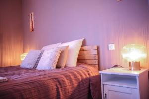 Les Chambres d Hôtes de Valensole au pays des lavandes et proche des Gorges du Verdon客房内的一张或多张床位