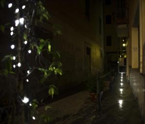 ein Gebäude mit Lichtern in der Nacht in der Unterkunft Bella Pescara B&B in Pescara