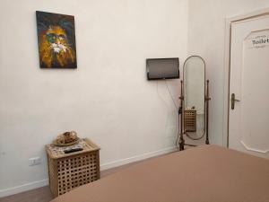 a room with a bed and a painting on the wall at B&B del Corso Altamura in Altamura