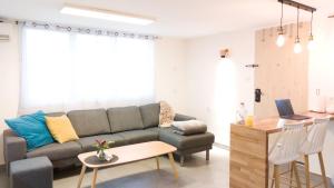 een woonkamer met een bank en een tafel bij Primrose Boutique Apartment in Ashdod