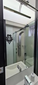 ザコパネにあるApart Orkana 10D Zakopaneのバスルーム(鏡、シンク、シンク付)