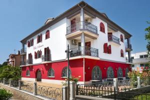 Edificio rojo y blanco con balcón en Villa Armin, en Rovinj