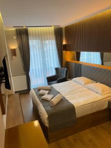 een slaapkamer met een bed en een stoel in een kamer bij Sarıkamış Aras Otel in Sarıkamıs