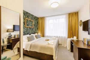 Un pat sau paturi într-o cameră la Bohema, Tubinas Hotels