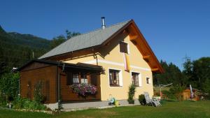 a small house with a brown and white at Ferienhaus Backstuber in Gundersheim