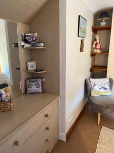 En eller flere senge i et værelse på Bolthole Cottage