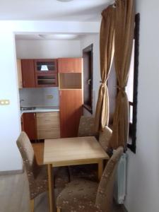 una pequeña cocina con mesa y sillas en una habitación en Apartment Nice View, en Fojnica