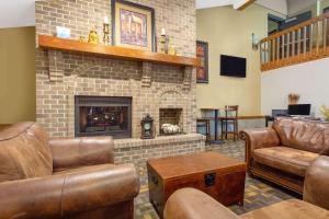 Seating area sa AmericInn by Wyndham West Salem