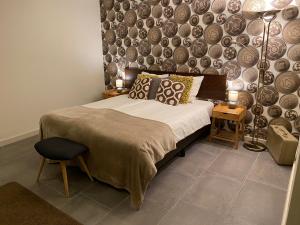 - une chambre avec un lit et un mur avec des assiettes dans l'établissement Gasterij Hotel Dennenoord, à Boxtel