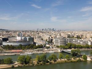 vista su una città con un fiume e su edifici di Novotel Paris Centre Tour Eiffel a Parigi