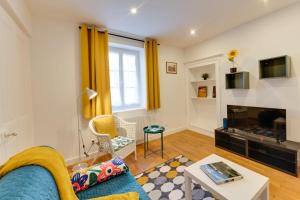 TV a/nebo společenská místnost v ubytování Le Paquier 23 - Charming apartment in the heart of the Old Town 150m fr + 19 fotografií