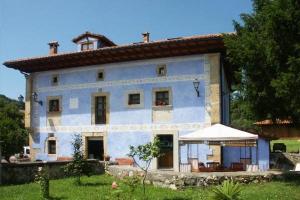 una gran casa blanca con techo en Hotel Rural Sucuevas, en Mestas de Con