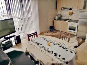 uma sala de estar com uma mesa e uma cozinha em Apartment Daiv em Sapareva Banya