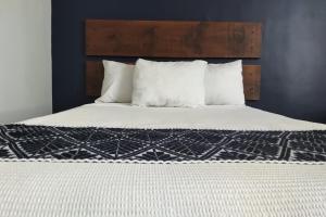 Postel nebo postele na pokoji v ubytování Hotel Puerta Del Sol