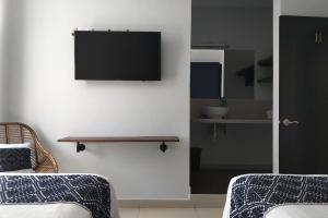 TV a/nebo společenská místnost v ubytování Hotel Puerta Del Sol