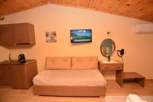 1 dormitorio con cama y espejo en la pared en Studios Sotiria, en Limenas