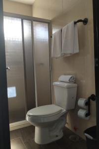 Koupelna v ubytování Hotel Puerta Del Sol + 26 fotografií