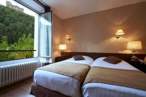 Krevet ili kreveti u jedinici u okviru objekta Logis Hôtel Le Belle Rive