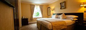 
a hotel room with a bed and two lamps at Westlands of Pitlochry in Pitlochry
