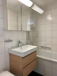 Ένα μπάνιο στο Zuhause in den Alpen Ihre Ferienwohnung mit Hallenbad und Sauna
