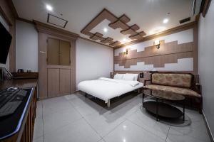 Tempat tidur dalam kamar di Hotel Cullinan Yongin