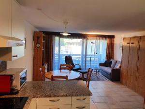 Η κουζίνα ή μικρή κουζίνα στο Zuhause in den Alpen Ihre Ferienwohnung mit Hallenbad und Sauna