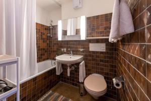 Ένα μπάνιο στο Zuhause in den Alpen Ihre Ferienwohnung mit Hallenbad und Sauna