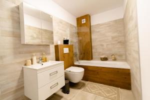 Ένα μπάνιο στο Transylvanian Apt. w/ lrg. terrace and parking - KarpatenHaus +7 φωτογραφίες