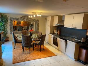 a kitchen with a table and chairs in a room at Tiffany´s Ferienapartments sind alles, außer... gewöhnlich!!! in Timmendorfer Strand