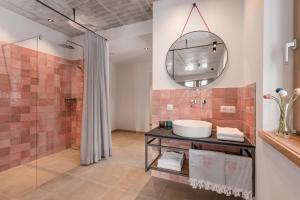 łazienka z umywalką i lustrem w obiekcie Hotel Blü Gastein w mieście Bad Hofgastein +37 zdjęć