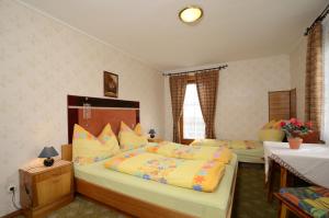 Un pat sau paturi într-o cameră la Haus Wieshammer
