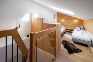 ein kleines Zimmer mit einem Bett und einer Treppe in der Unterkunft Les Freinets - Apt B201 - BO Immobilier in Châtel