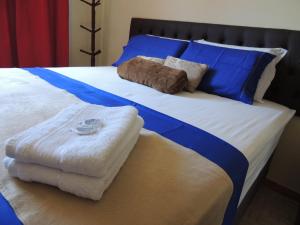 a bed that has a blanket on it at Quartos Em Casa Caxias - Pousada Paraíso in Duque de Caxias