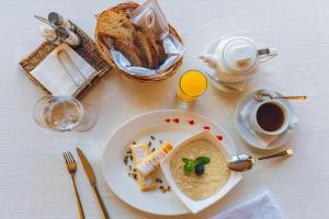 stół z miską zupy i chleba oraz filiżanką kawy w obiekcie Chateau Vartely w mieście Orgiejów