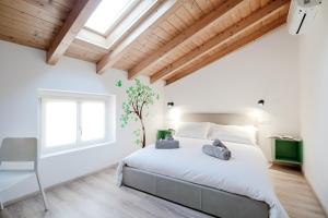 - une chambre avec un grand lit et une fenêtre dans l'établissement Spazio 77 - The House Of Travelers, à Côme