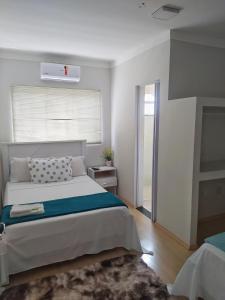 Een bed of bedden in een kamer bij Hotel Hiperion Maringá