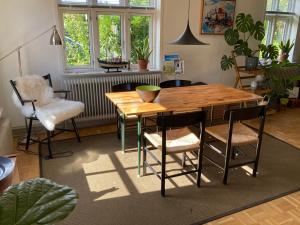 ein Esszimmer mit einem Holztisch und Stühlen in der Unterkunft My Home in Spodsbjerg