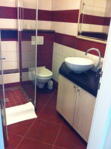 y baño con lavabo y aseo. en Apartments Mirjana, en Zadar