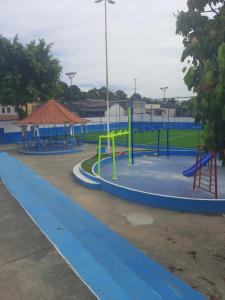 Area permainan anak di Quartos Em Casa Caxias - Pousada Paraíso