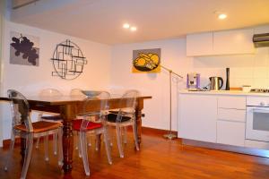 a kitchen and dining room with a table and chairs at Dimora Bohèmien in Naples