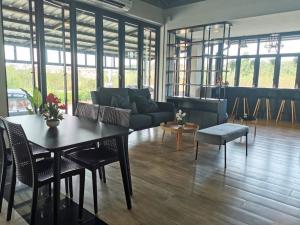 J2 Residence Chiang Rai的休息区