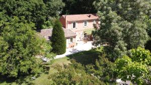 an aerial view of a house with trees at Le Pavillon Vert - B&B in Vedène