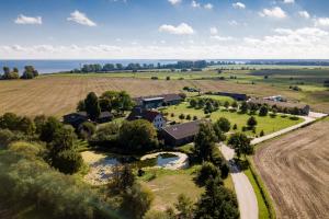 uma vista aérea de uma quinta com uma casa em Gutshaus Landwert Hof em Stahlbrode