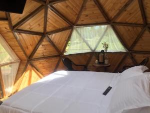 Postel nebo postele na pokoji v ubytování Glamping/BBQ Susa Cun
