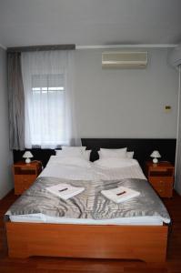 um quarto com uma cama grande com duas toalhas em Chill Hill em Egerszalók